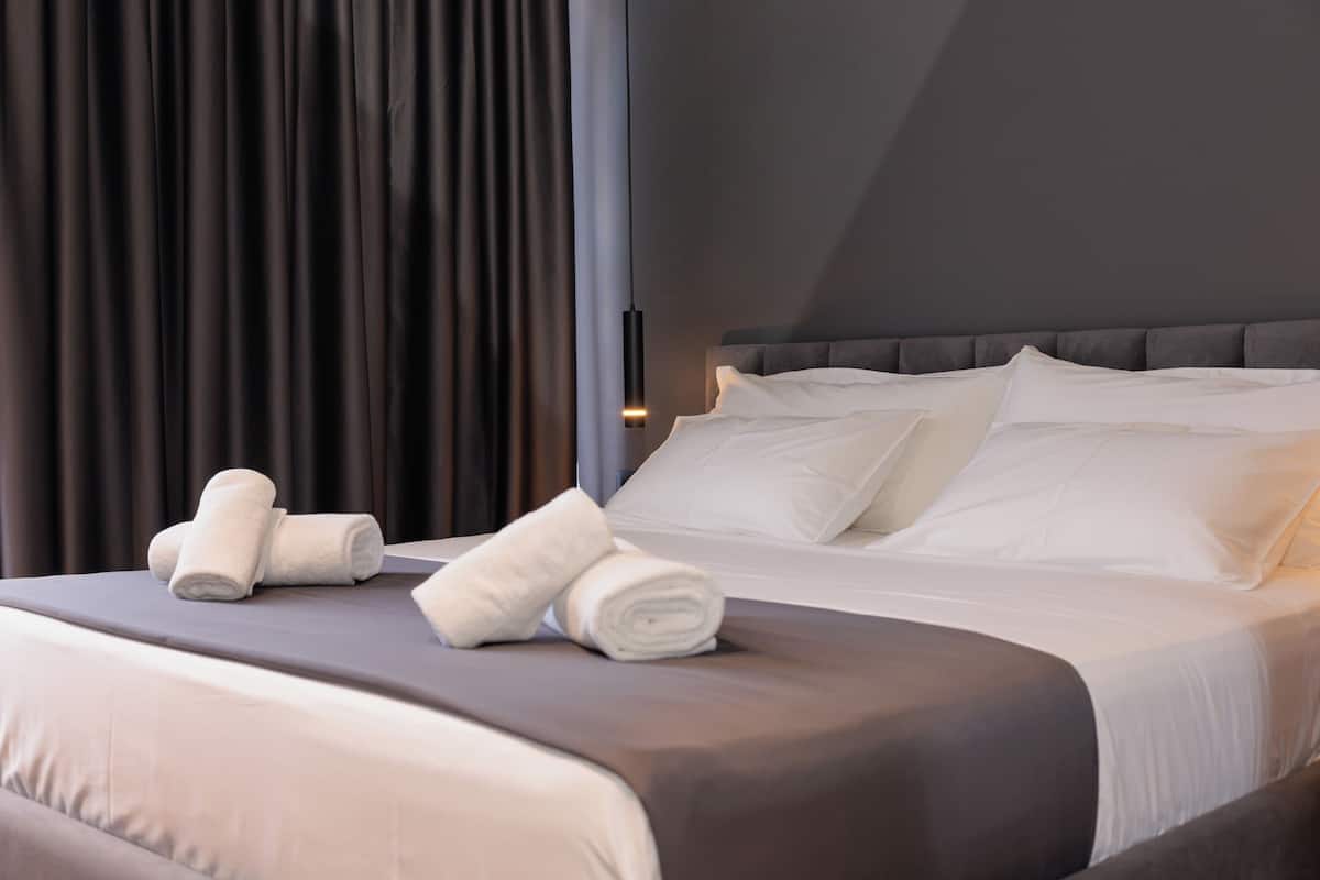 Deluxe suite, uitzicht op stad | 1 slaapkamer, een bureau, verduisterende gordijnen, geluiddichte muren