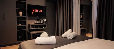 Bureau, espace de travail pour ordinateur portable, rideaux occultants