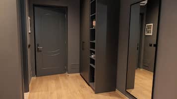 Escritorio, espacio para trabajar con laptop y cortinas blackout