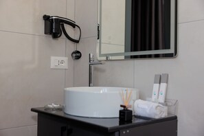 Deluxe Double Room | Bathroom | Free toiletries, hair dryer, slippers, towels