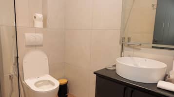 Deluxe Suite, City View | Bathroom | Hair dryer, slippers, towels