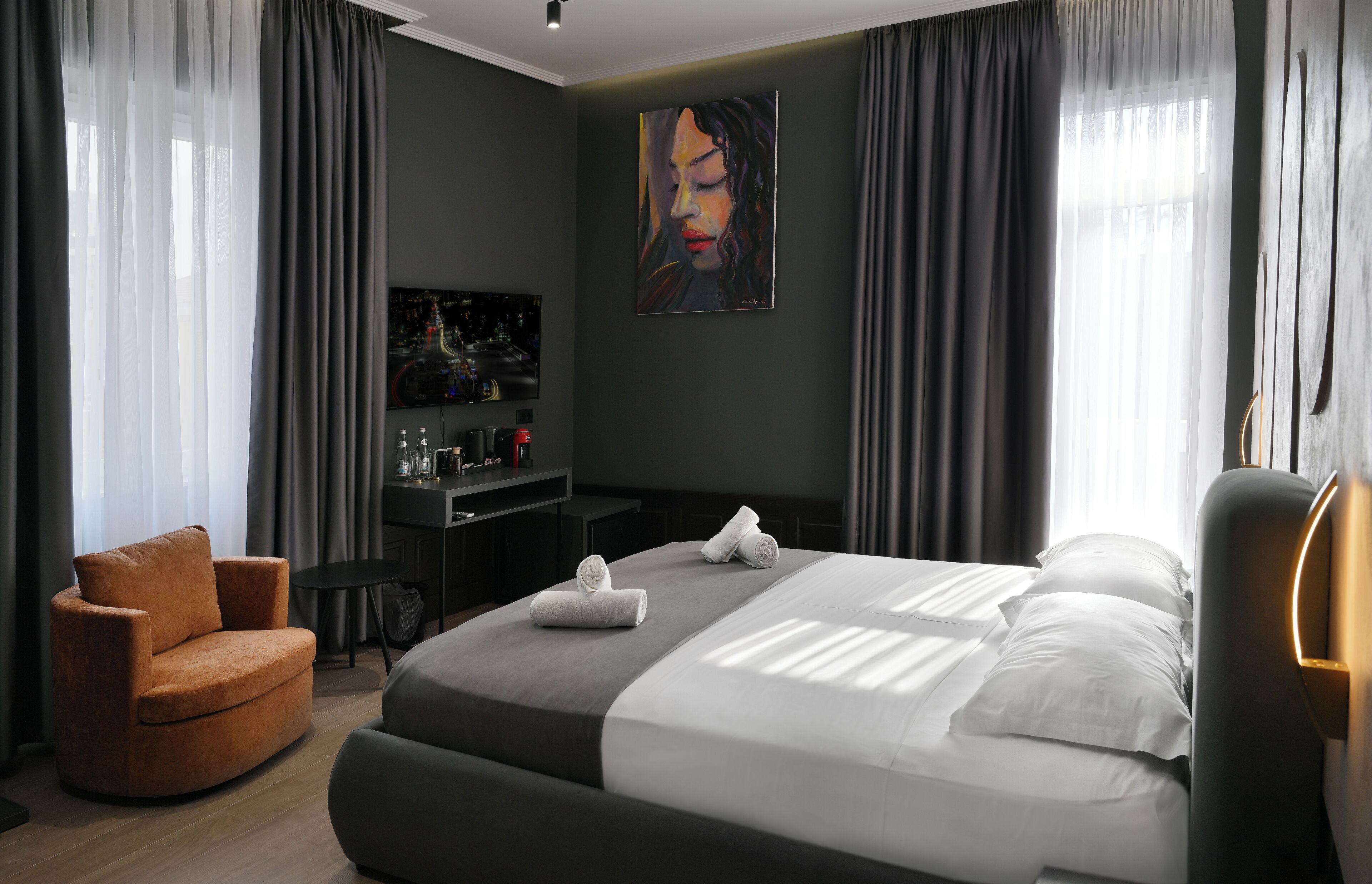 Suite with Balcony | Desk, laptop workspace, blackout drapes, soundproofing