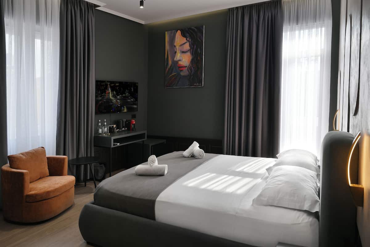 Suite with Balcony | Skrivebord, skrivebord for bærbar PC, blendingsgardiner og lydisolert