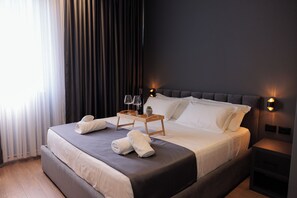 Meja kerja, ruang kerja ramah laptop, dan tirai kedap cahaya