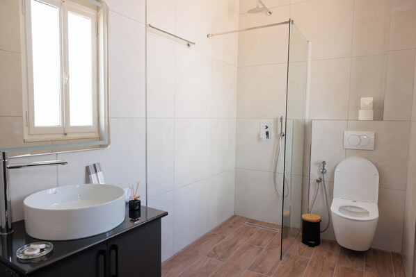 Junior Suite with Balcony | Kamar mandi | Perlengkapan mandi gratis, pengering rambut, sandal, dan handuk