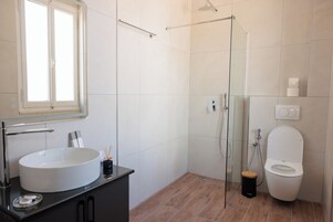 Junior Suite with Balcony | Bathroom | Free toiletries, hair dryer, slippers, towels