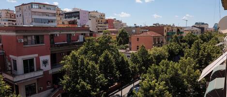 Un edificio de varios pisos con balcones y fachada de ladrillo rojo.