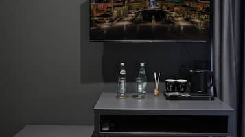 Escritorio, espacio para trabajar con laptop y cortinas blackout