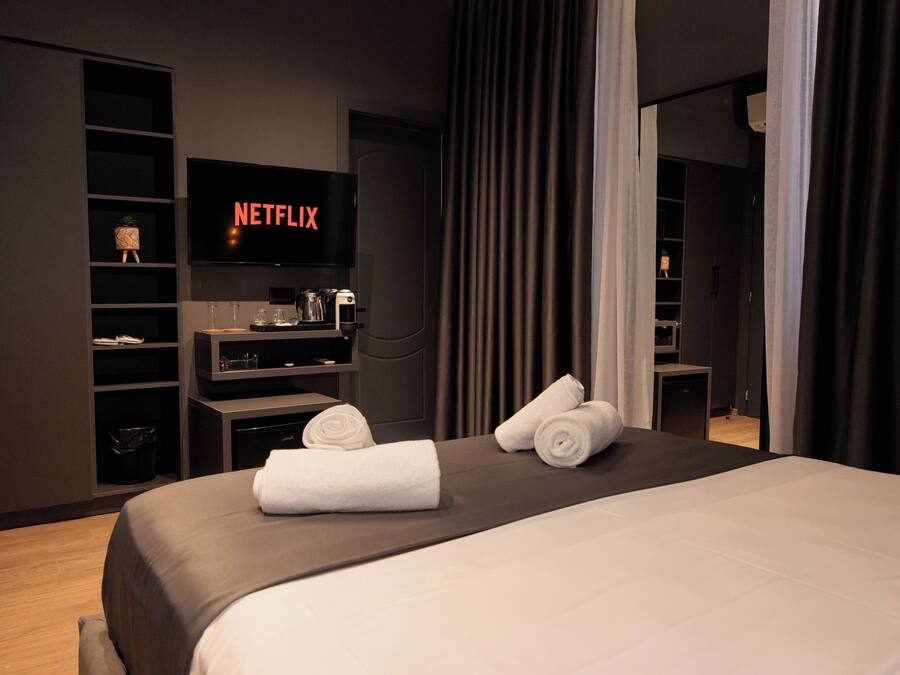 Junior Suite with Balcony | Een bureau, verduisterende gordijnen, geluiddichte muren