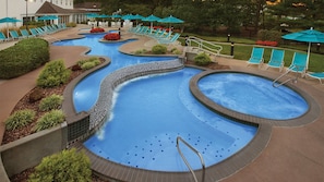 Una piscina cubierta, una piscina al aire libre