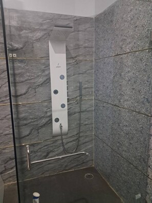 Hiustenkuivaaja, pyyhkeet, saippua, sampoo