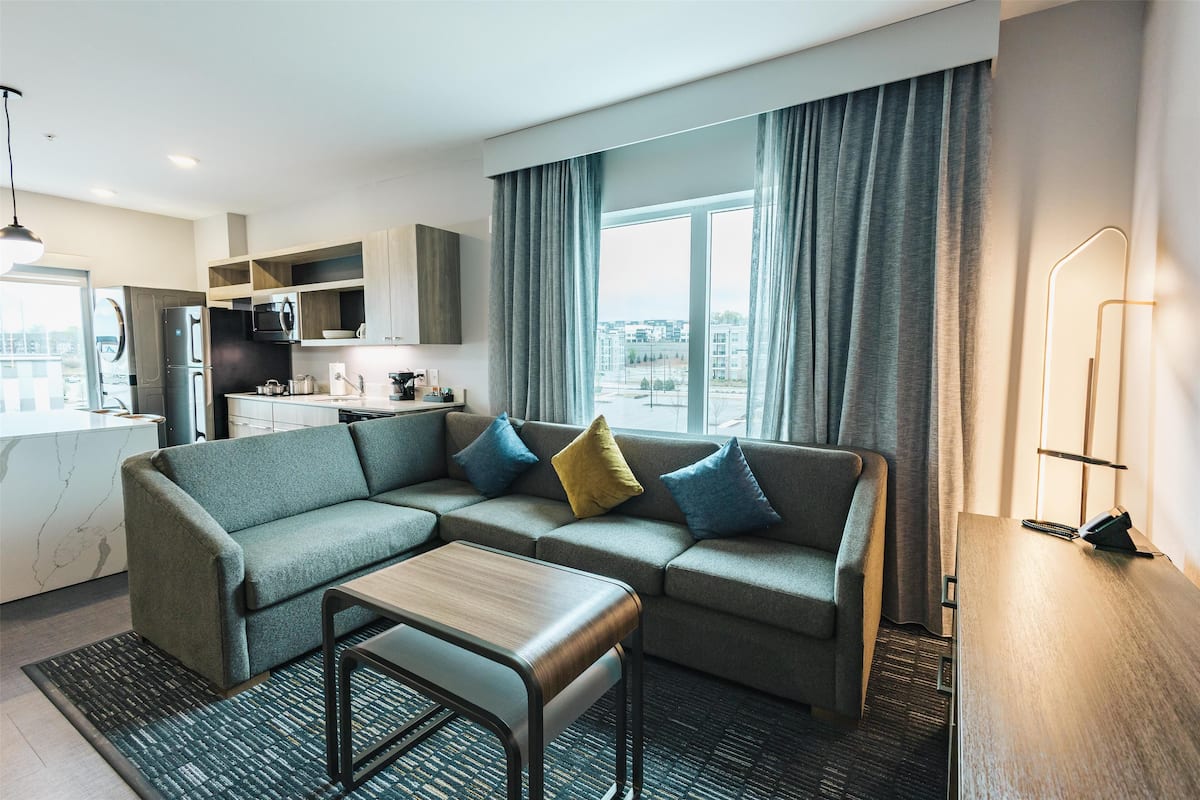 Suite, 1 Schlafzimmer (Washer & Dryer) | Wohnbereich