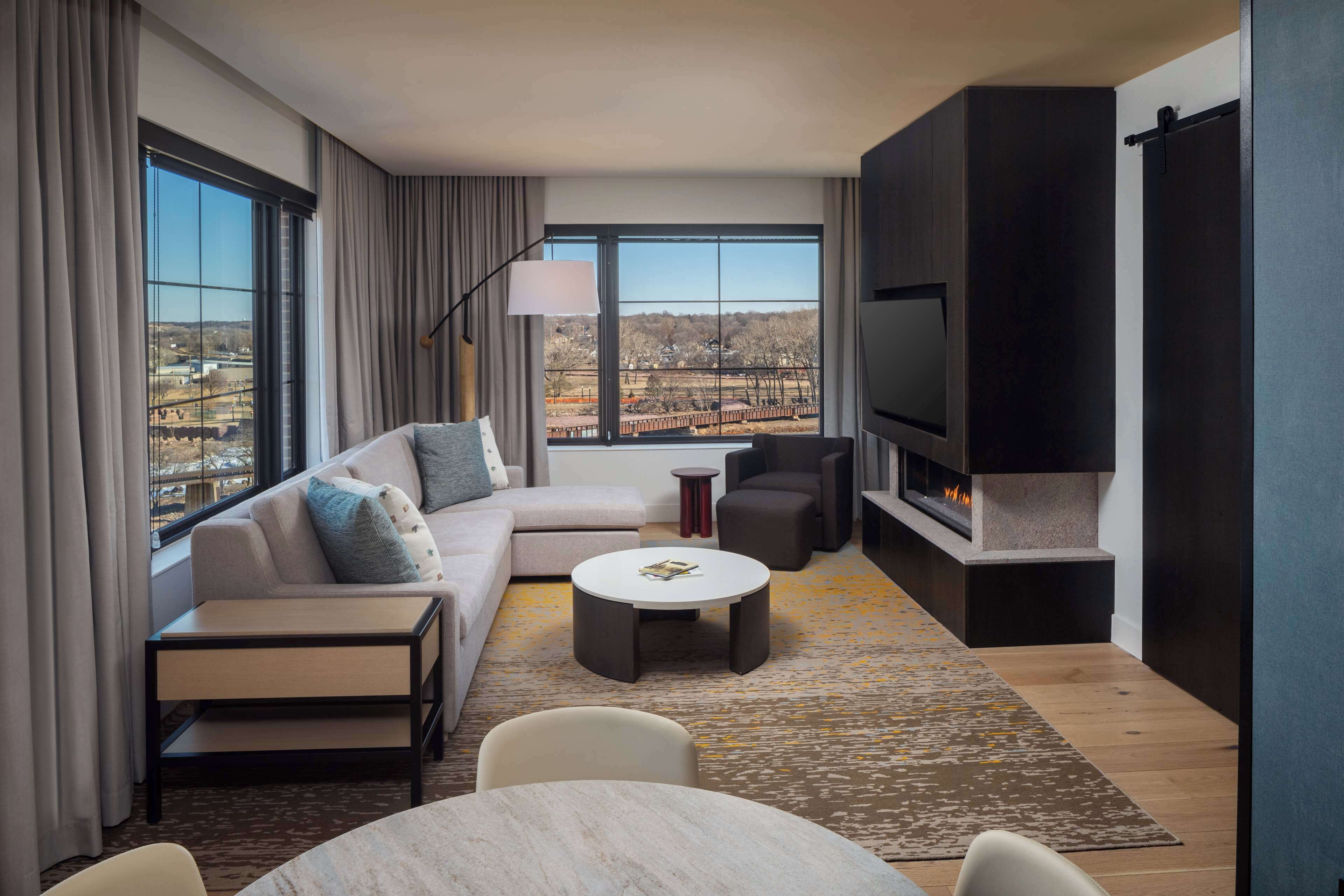Suite, 1 habitación, chimenea, vistas al parque | Zona de estar