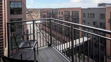 Room, 1 King Bed, Balcony, Corner (District) | Balcony