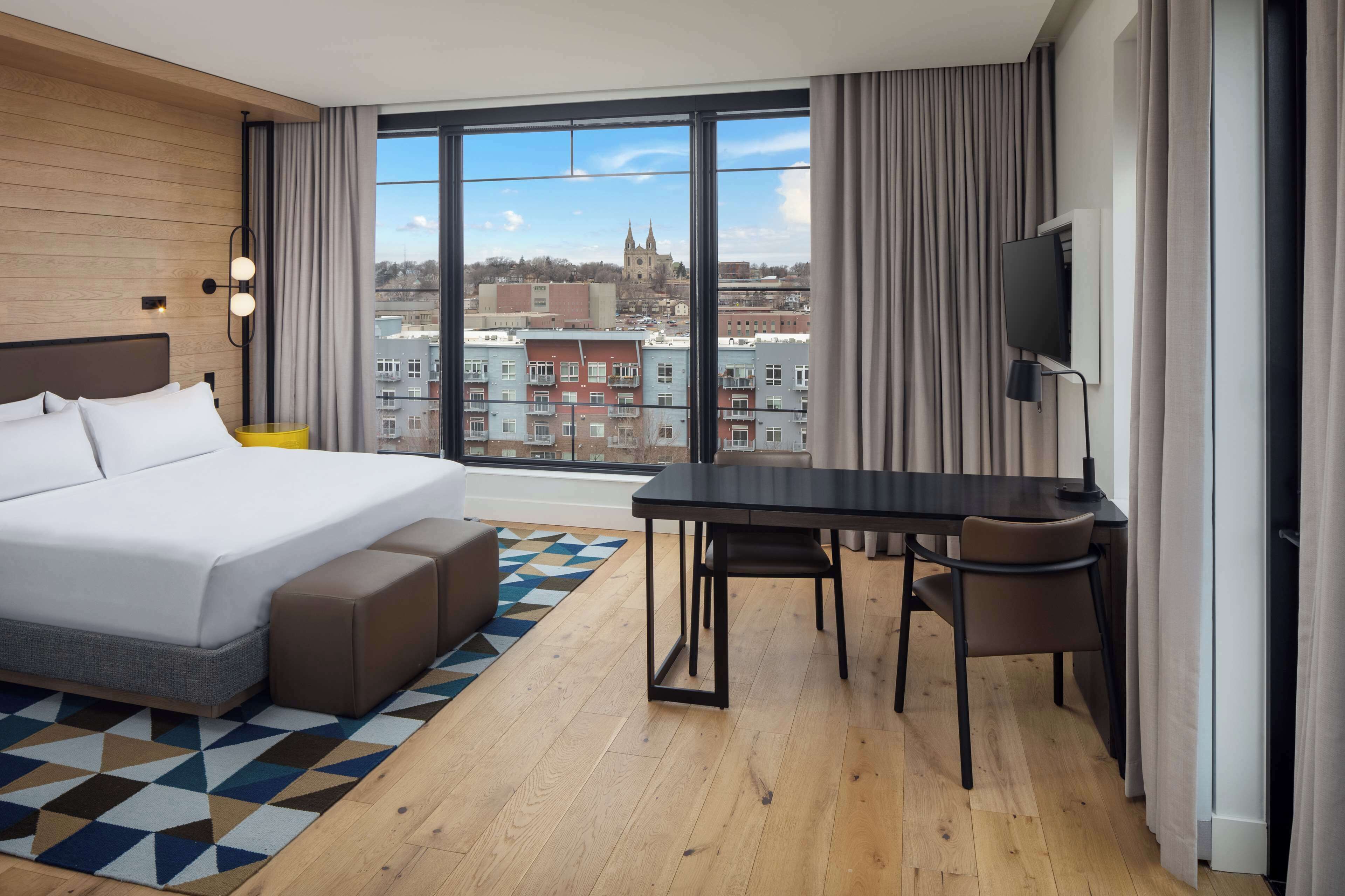 Deluxe Room, 1 King Bed, River View, Corner