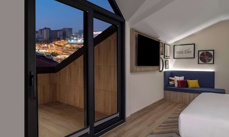 Sistema de insonorización, tabla de planchar con plancha y wifi gratis . Hampton By Hilton Istanbul Merter