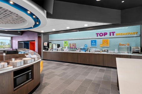 Desayuno de autoservicio incluido todos los días . Tru By Hilton Wauseon