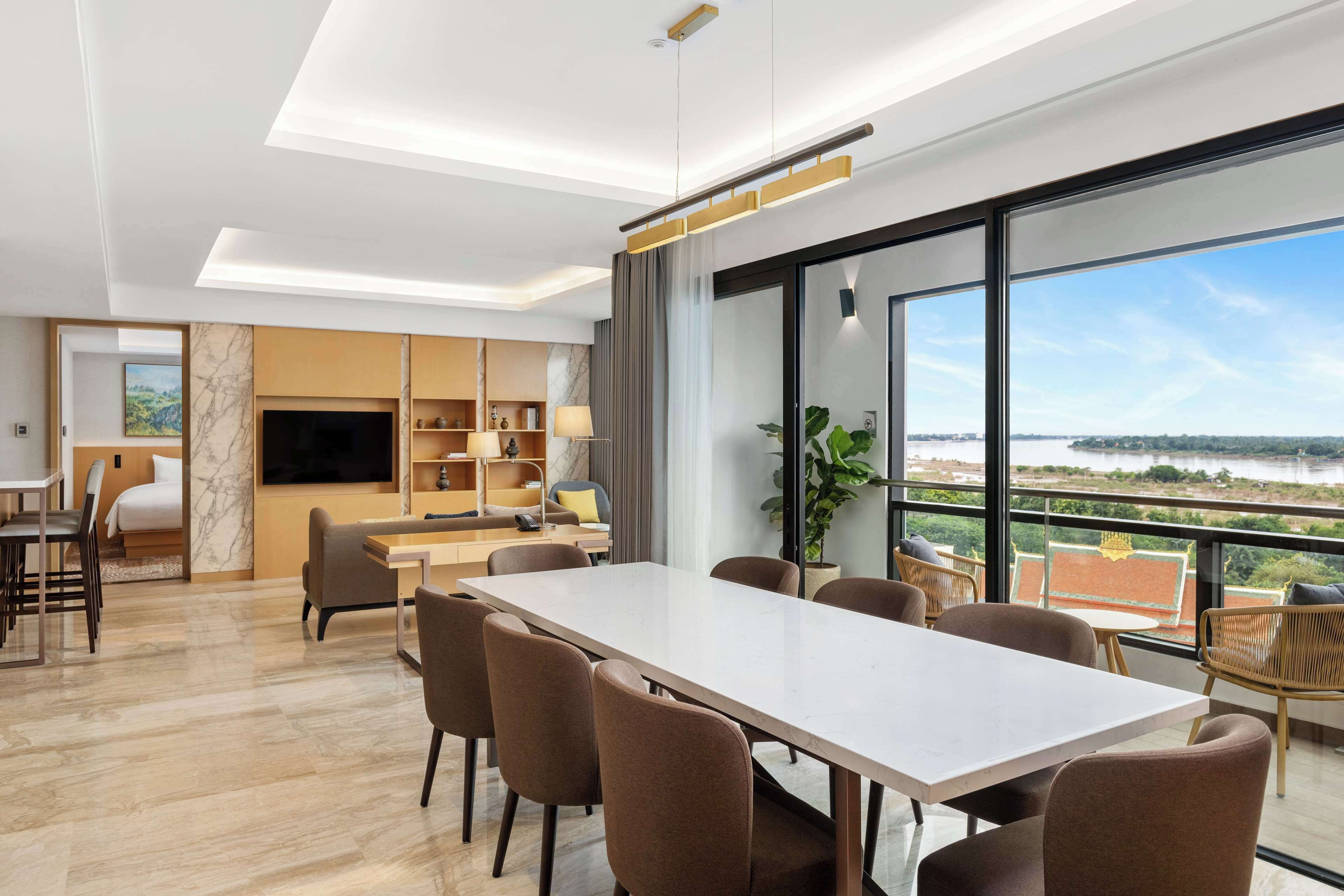 Royal-Suite, 2 Schlafzimmer | Wohnbereich | 55-Zoll-Smart-TV mit Satellitenempfang