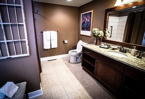 مستلزمات للعناية الشخصية صديقة للبيئة، مجففات شعر، مناشف، ورق حمّام