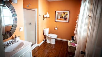 Douche, articles de toilette écologiques, serviettes fournies