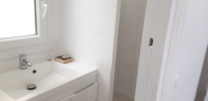 Shower, towels
