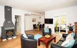 Smart TV, fireplace, ping pong, books - Quiet Villa in the Heart of Garraf National Park (Olivella)