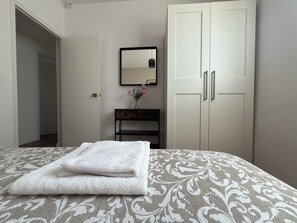 3 chambres, bureau, fer et planche Ă repasser, lit parapluie