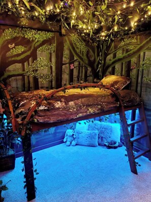 3 bedrooms, iron/ironing board, travel cot, WiFi - Enchanting Forest Retreat (Anchorage)