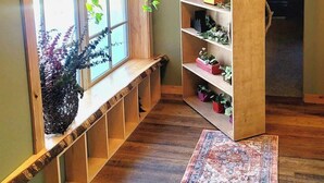 Interior - Enchanting Forest Retreat (Anchorage)