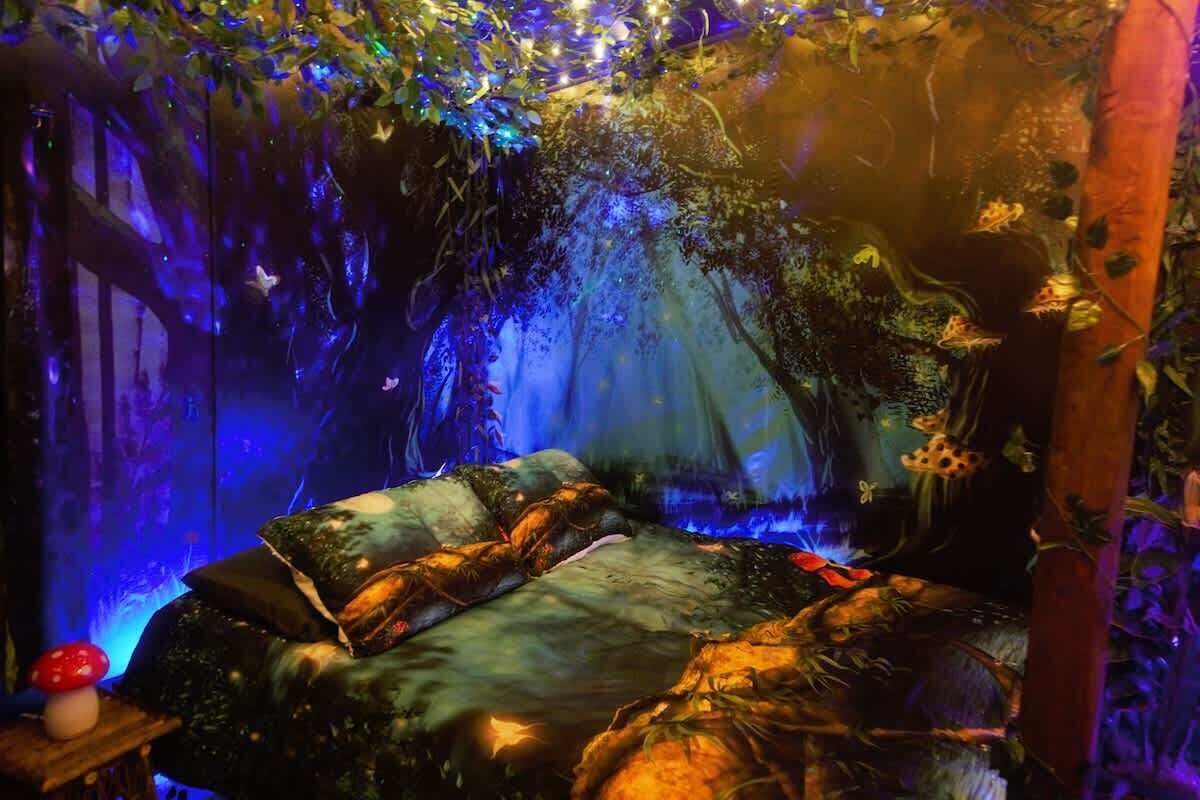 Tabla de planchar con plancha, cuna de viaje, wifi y ropa de cama 