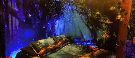 Tabla de planchar con plancha, cuna de viaje, wifi y ropa de cama