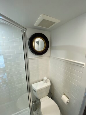 Een douche, een haardroger, handdoeken, zeep