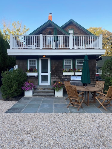 Charming Two-Story Retreat in Southampton Village walk to town, beach and train.