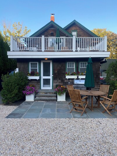 Charming Two-Story Retreat in Southampton Village walk to town, beach and train.