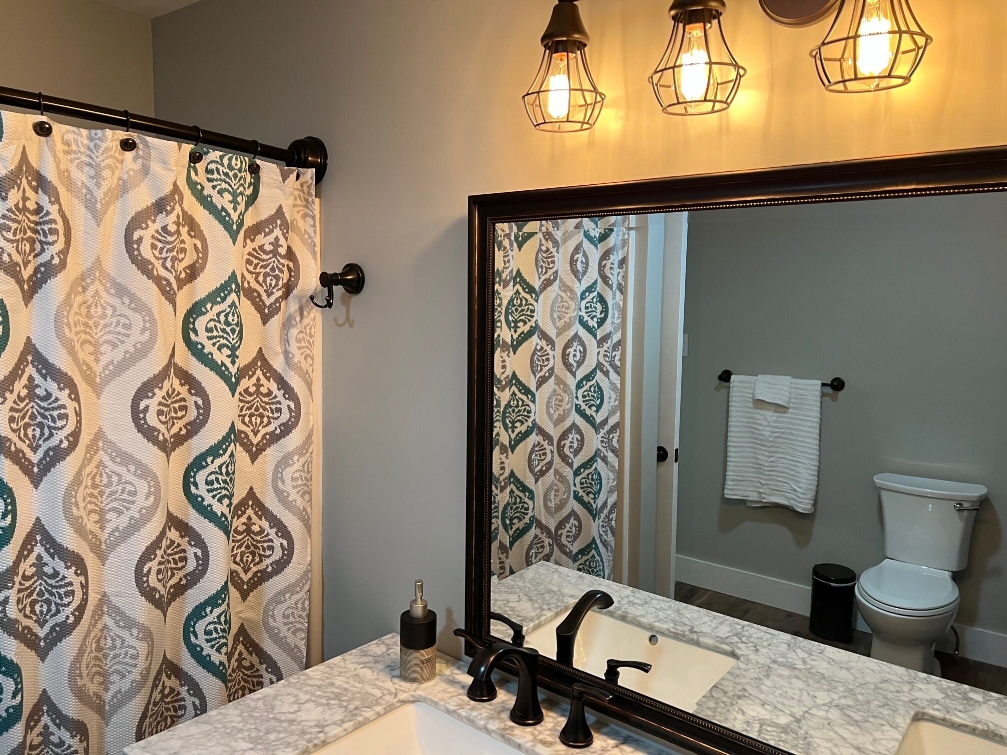 Secador de pelo, toallas, jabón, shampoo