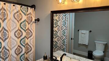 Secador de pelo, toallas, jabón, shampoo