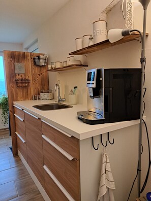 Réfrigérateur, plaque de cuisson, cafetière/bouilloire