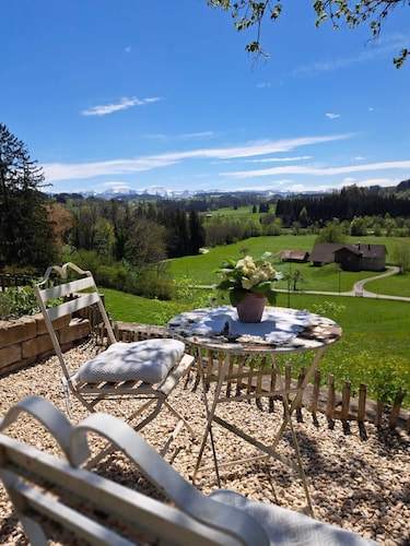 Ferienwohnung im Allgäu mit direktem Blick auf den Hochgrat in ruhiger Lage!