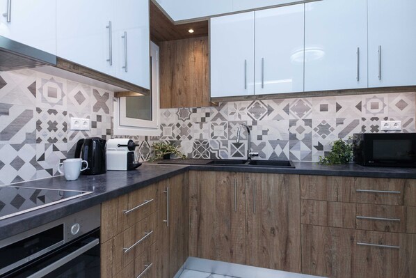 Stort kylskåp, mikrovågsugn, ugn och grytor/köksredskap