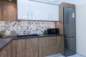 Full-sized fridge, microwave, oven, cookware/dishes/utensils
