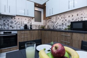 Stort kylskåp, mikrovågsugn, ugn och grytor/köksredskap