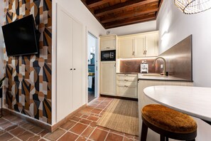 Kühlschrank, Mikrowelle, Herdplatte, Geschirrspüler