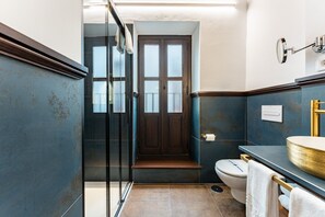 Dusche, Haartrockner, Handtücher, Seife