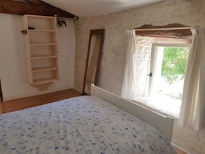 2 bedrooms, free WiFi, bed sheets - Cottage (sleeps 4) at Domaine de Chantageasse, a 17th century estate with pool (Asnières-la-Giraud)