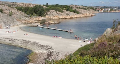 Cozy and nice modern renovated with panoramic view 200 m from Smøgen center