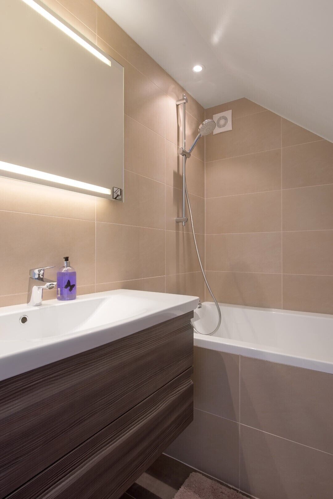 Douche, baignoire à jets, sèche-cheveux, serviettes fournies
