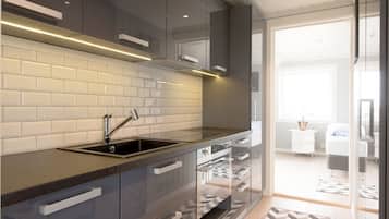 Køleskab, ovn, kaffe-/temaskine, brødrister