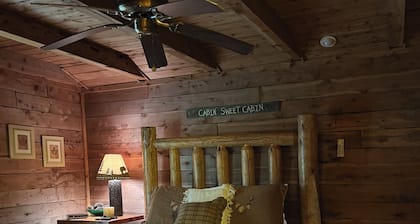 Cozy Cabin across the street from the Arkansas Grand Canyon on Hwy 7