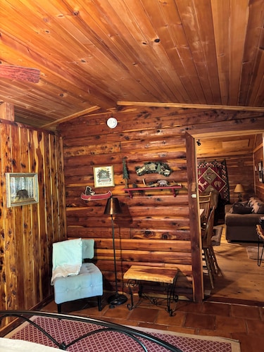 Cozy Cabin across the street from the Arkansas Grand Canyon on Hwy 7