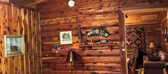Cozy Cabin across the street from the Arkansas Grand Canyon on Hwy 7